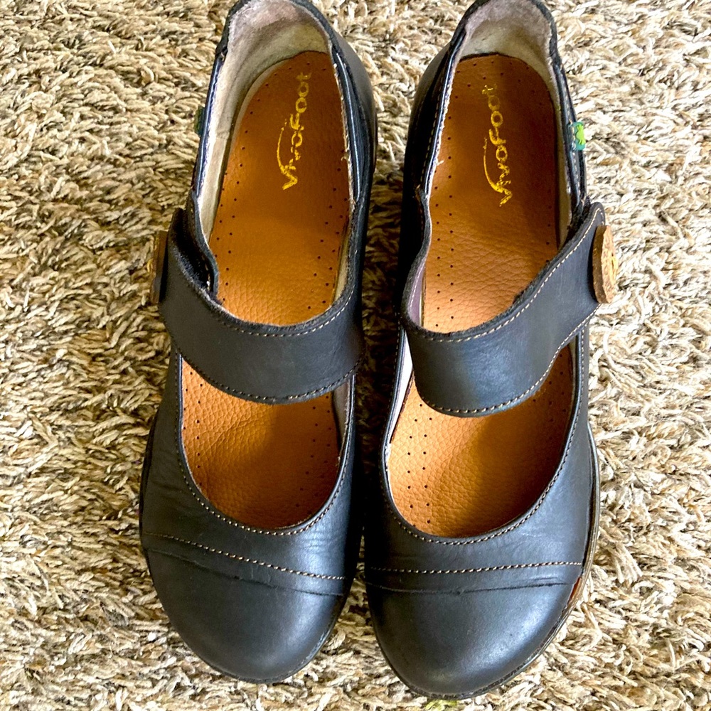 El naturalista Leather Mary Janes black size 8.5
